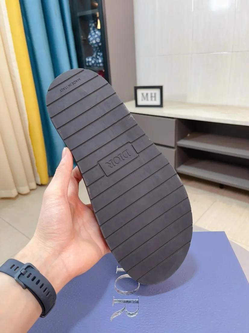 Men's Men's Shoes 💰320🌸🌸Dior Aqua Men's Sandals Slippers. Showcasing Dior haute couture design. The Dior gray suede strap is accented with an aluminum Dior buckle for added style. Paired with a comfortable tonal notch sole, they pair easily with shorts or jeans for a sophisticated look. Main body: suede cow leather, technical fabric lining: cow leather, with adjustable straps, aluminum Dior buckle, Dior gray EVA insole, tonal notch rubber outsole splicing structure👌👌size: 38-44 (45.46 customized)